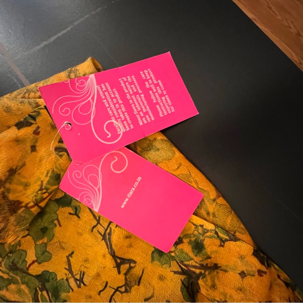 Floral wool scarf - Picture 10 of 11